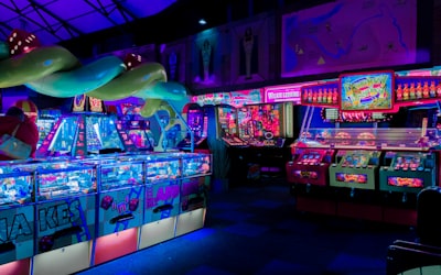 VAR视频助理裁判工作室内，裁判员正在回看比赛关键画面