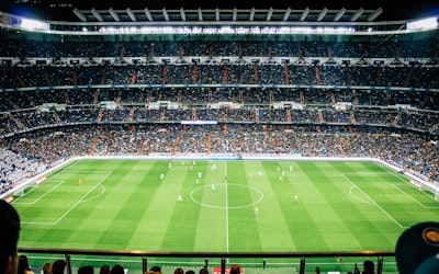 足球运动员受伤倒地，队医紧急入场治疗 - 紧张的比赛医疗瞬间